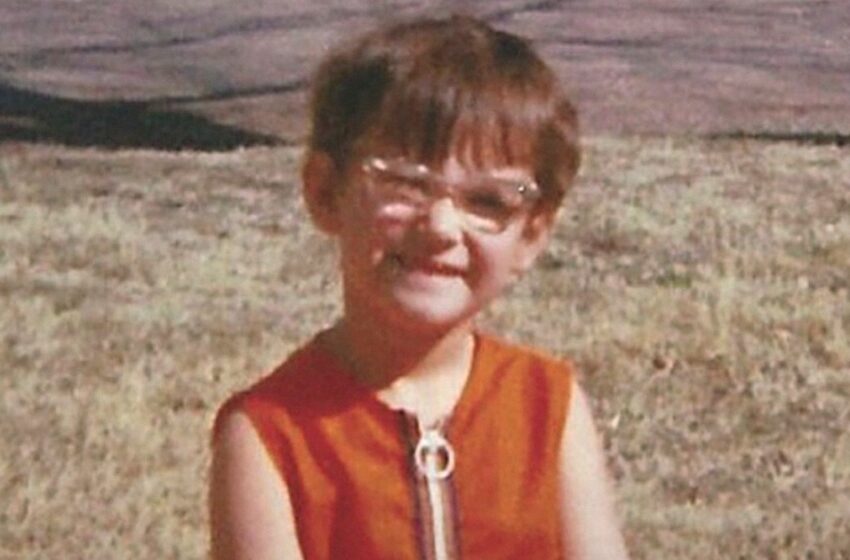  Una niña pequeña con gafas y una infancia difícil logró convertirse en una estrella mundial: ¿Quién es la niña en la foto?