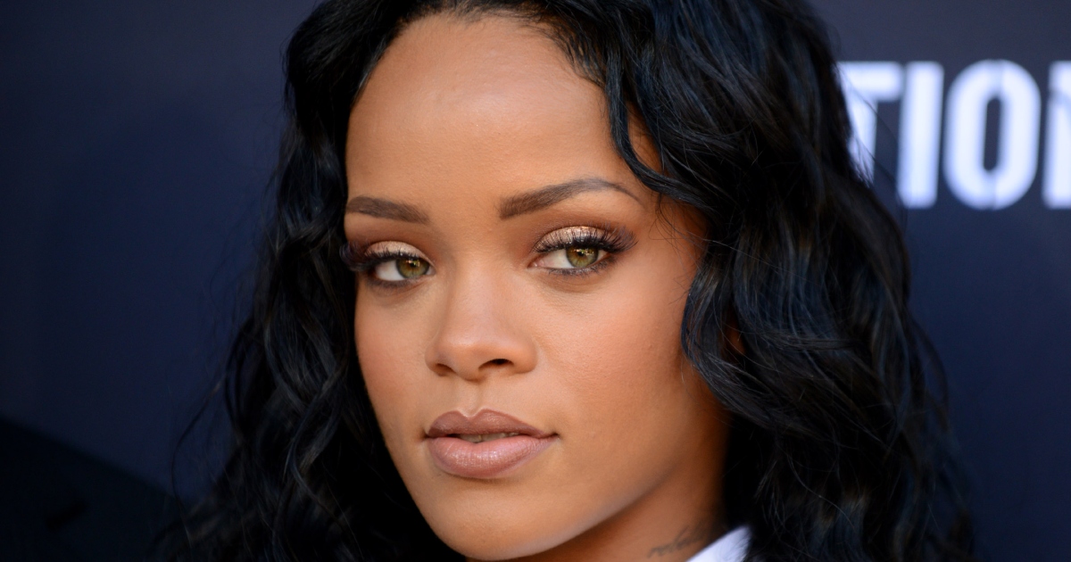 “Sesión de Fotos de Monja Desnuda”: Rihanna protagonizó una sesión de fotos provocativa y enfureció a los católicos