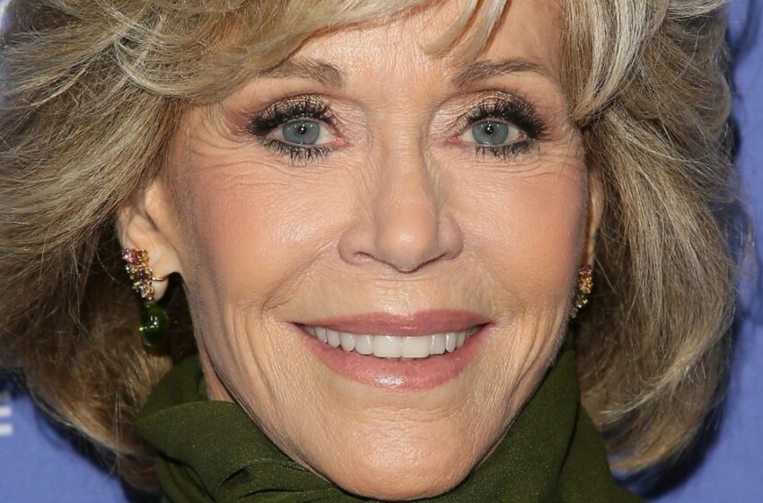  “Todas las abuelas deberían lucir como ella”: Jane Fonda de 86 años parece la mitad de su edad con un elegante abrigo de trinchera