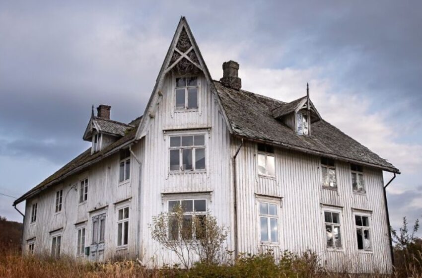 Un fotógrafo de casas abandonadas se topó con una casa donde el tiempo se detuvo en el último siglo: ¿cuál era la única forma de llegar a la casa y cómo lucía?