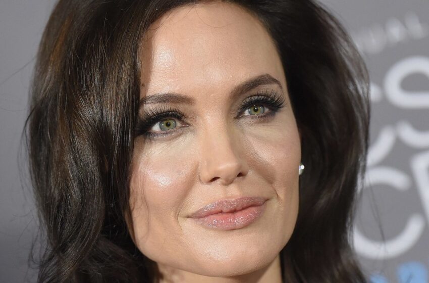  “¿Qué le pasaba a la estrella?”: La apariencia extraña reciente de Angelina Jolie en el estreno de Broadway de su musical desató muchas discusiones