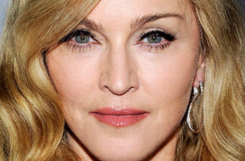  “Ha perdido por completo la cabeza”: Madonna posó con los pechos medio desnudos inclinada sobre la Biblia