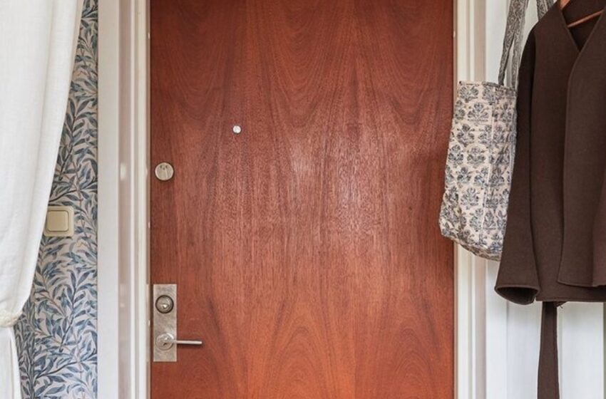 El apartamento de una sola habitación más inusual que he visto: ¡El apartamento ubicado en una casa antigua sorprende a todos!