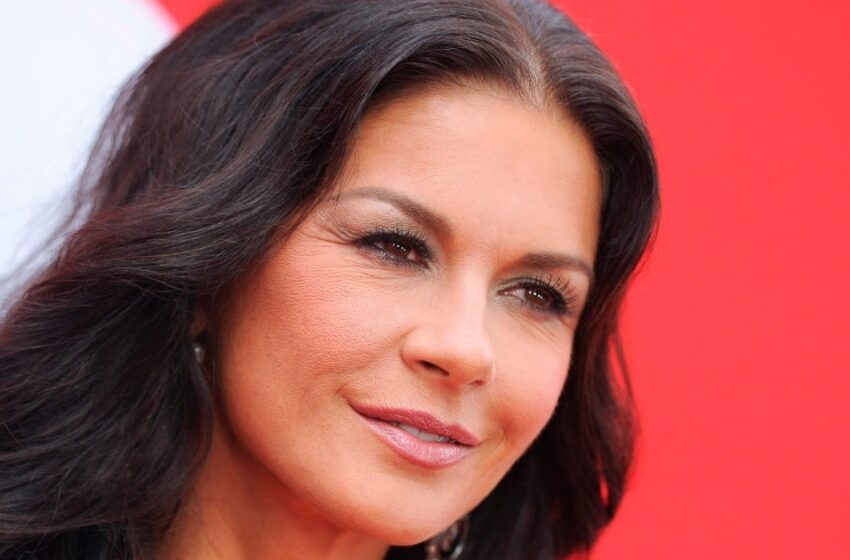  “Lo soñé toda mi vida”: La hija de 21 años de Catherine Zeta-Jones y Michael Douglas repitió la imagen de su madre al usar su icónico vestido