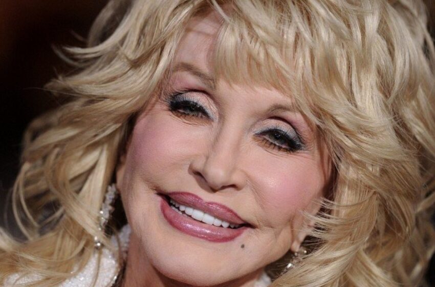  “Fue fuertemente criticada por usar el atuendo revelador”: ¡El aspecto reciente de Dolly Parton, de 78 años, desató un debate acalorado!