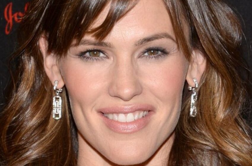  ¡Jennifer Garner, de 52 años, fue captada con su nuevo novio! La pareja lucía increíble con conjuntos de mezclilla a juego