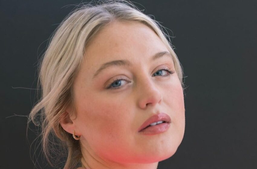  Una modelo de talla grande, Iskra Lawrence, está esperando su segundo hijo: ¿A quién se parecen su esposo afroamericano y su hijo?