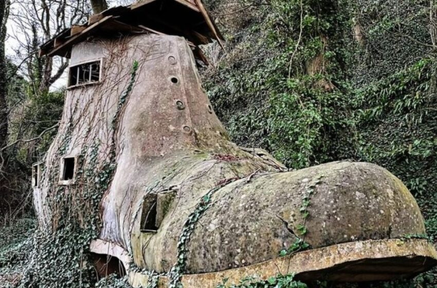 “Una antigua y misteriosa casa”: Un grupo de turistas caminaba por el bosque y accidentalmente encontró una estructura con forma de zapato