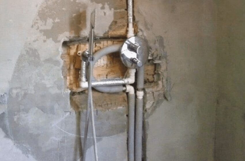 El hombre encontró un enfoque único para la renovación: ¡colocó el suelo en la ducha no con azulejos, sino con piedras!