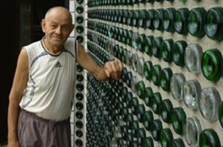 “Ocho Mil Botellas de Champán y una Imaginación Brillante”: ¡El Hombre Escogió una Forma Alternativa de Construir una Cabaña!