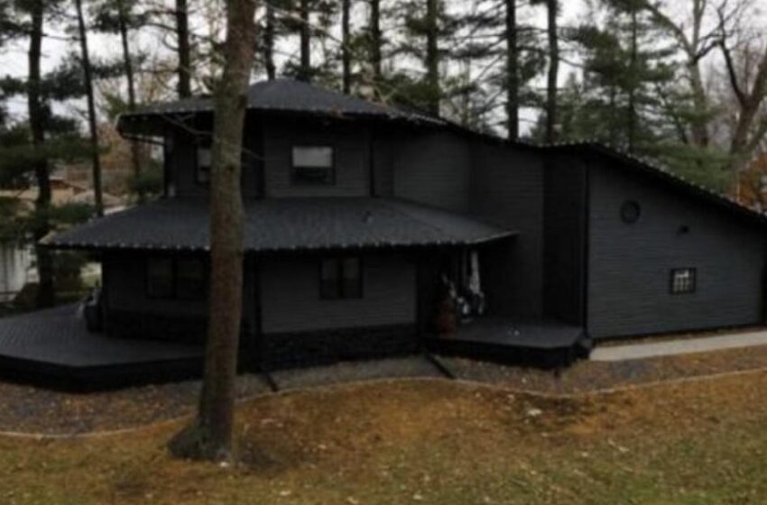 “Las Fotos del Edificio Inusual Se Están Extendiendo Rápidamente por Internet”: ¿Dónde Está Situada la Famosa “Casa Negra” y a Quién Pertenece?