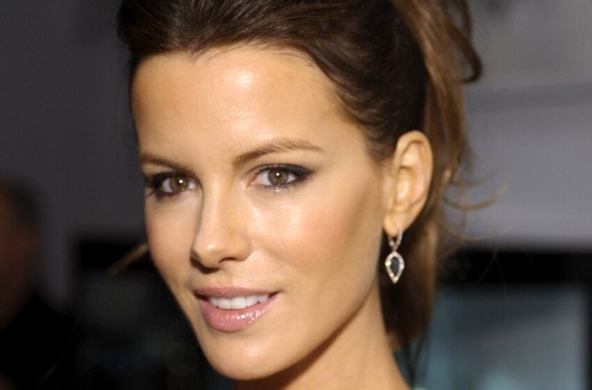“La Estrella Olvidó Cuántos Años Tiene”: Kate Beckinsale, de 50 Años, Sorprende a los Fans al Usar un Vestido de “Princesa Desnuda”!