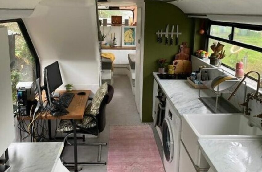 “De un viejo autobús a una lujosa casa de dos pisos”: ¡Una joven pareja hizo un plan y lo llevó a cabo por su cuenta!