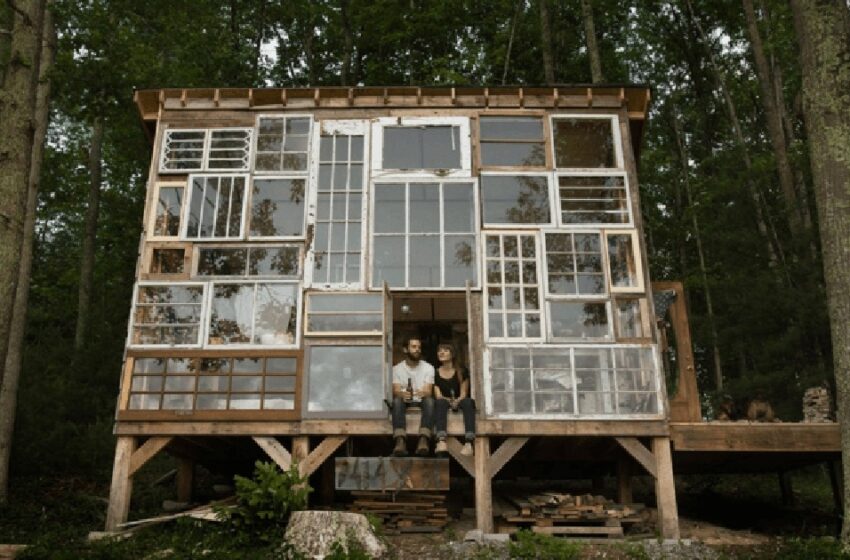 “¡Una Solución Tan Creativa para Construir una Casa!”: ¡Una pareja construyó una casa única utilizando marcos de ventanas en el bosque!