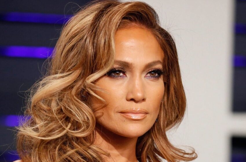 “Como mil soles brillantes”: ¡Jennifer Lopez perdió peso y apareció en un vestido “desnudo” en la Met Gala 2024!