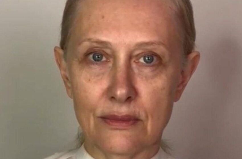 “Justo una Hora y Una Persona Completamente Diferente Está Parada Frente a Ti”: ¡Una Talentosa Maquilladora Transformó a una Anciana en una Joven Belleza!