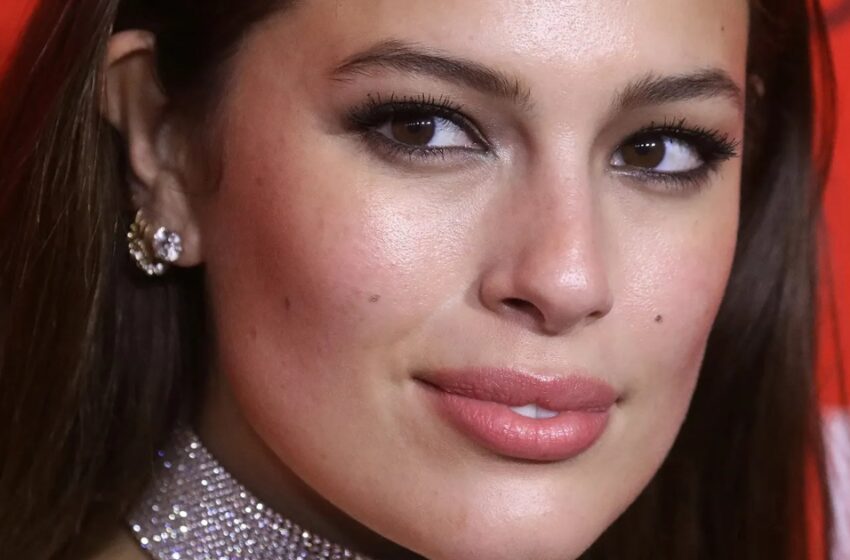 “Incluso un Corpiño Ajustado no Pudo Ocultar las Imperfecciones de su Figura”: ¡Ashley Graham Lució su Abdomen Abultado en un Vestido Ajustado!
