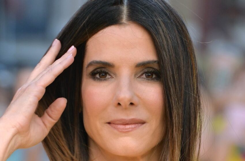  “Pelo sin lavar y chanclas con calcetines”: ¡Las recientes fotos de Sandra Bullock de 56 años dejaron impactados a los fans!