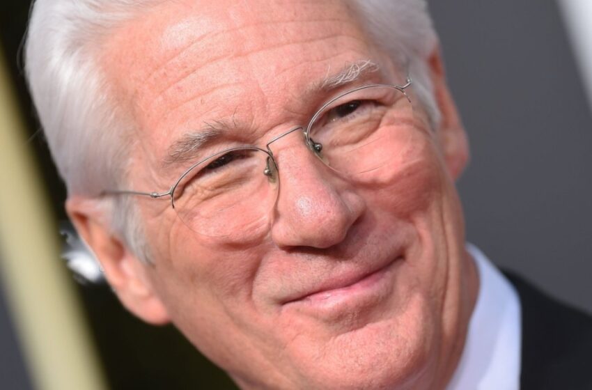 “Cabello oscuro y rizado, piel blanca como la nieve y la sonrisa millonaria de su papá”: ¡Los fanáticos están asombrados con el hijo de 24 años de Richard Gere!