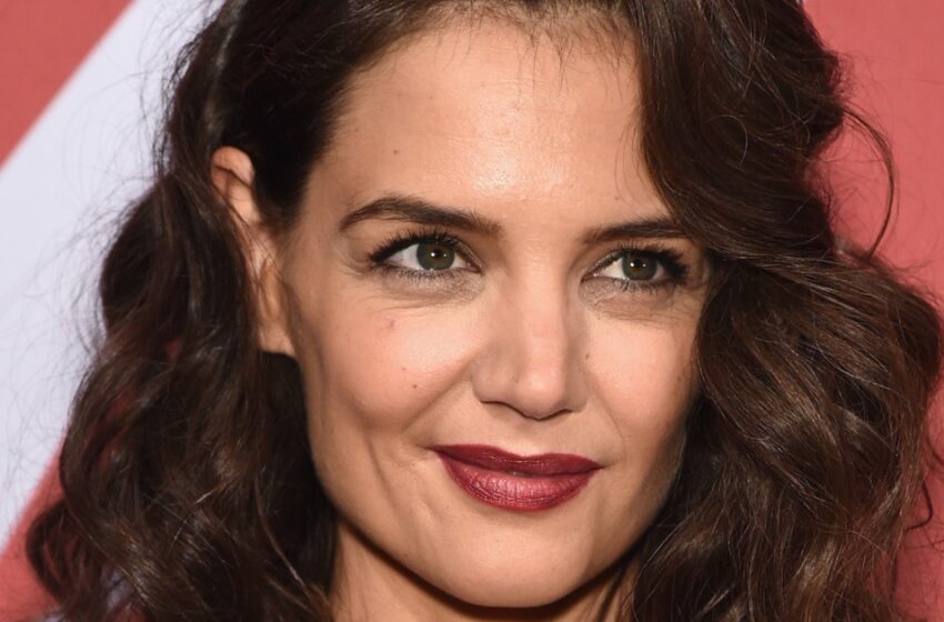“Madre e hija son como dos gotas de agua”: Katie Holmes y su hija de 18 años fueron captadas por los paparazzi en Nueva York.