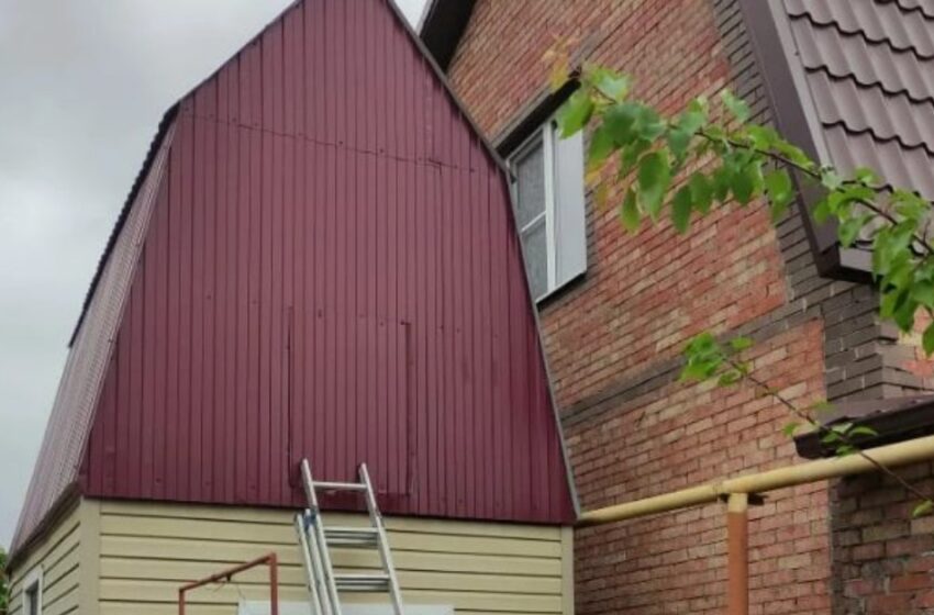 Su vecino construyó una casa de dos pisos en el límite con una ventana hacia nuestro terreno: ¿Qué se les ocurrió como respuesta?