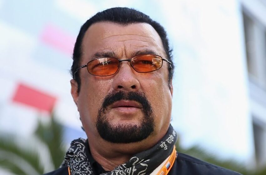 “Como una Copia Femenina de su Padre Estrella”: ¿Cómo se ve la hija de Steven Seagal, quien se convirtió en una modelo de tallas grandes?