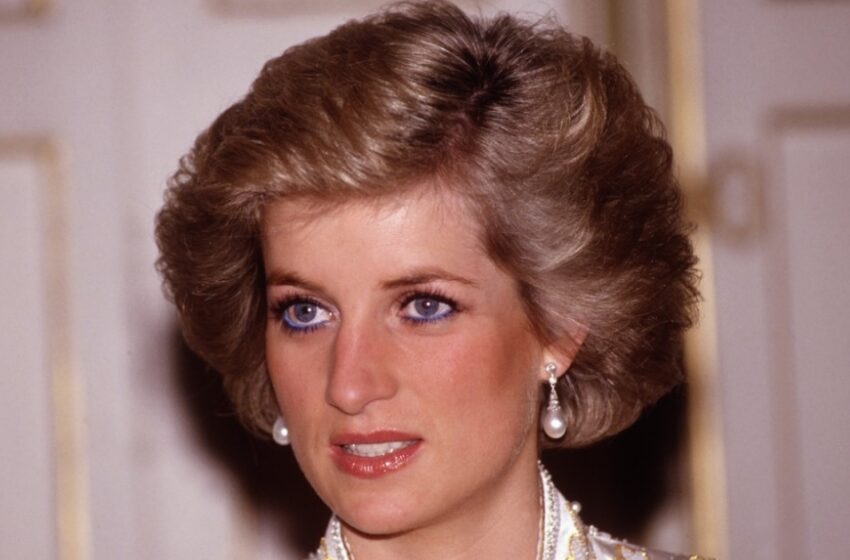 “Sosteniendo a un niño gravemente enfermo en sus brazos, apenas conteniendo sus lágrimas”: Nadie ha visto nunca a la Princesa Diana de esta manera.