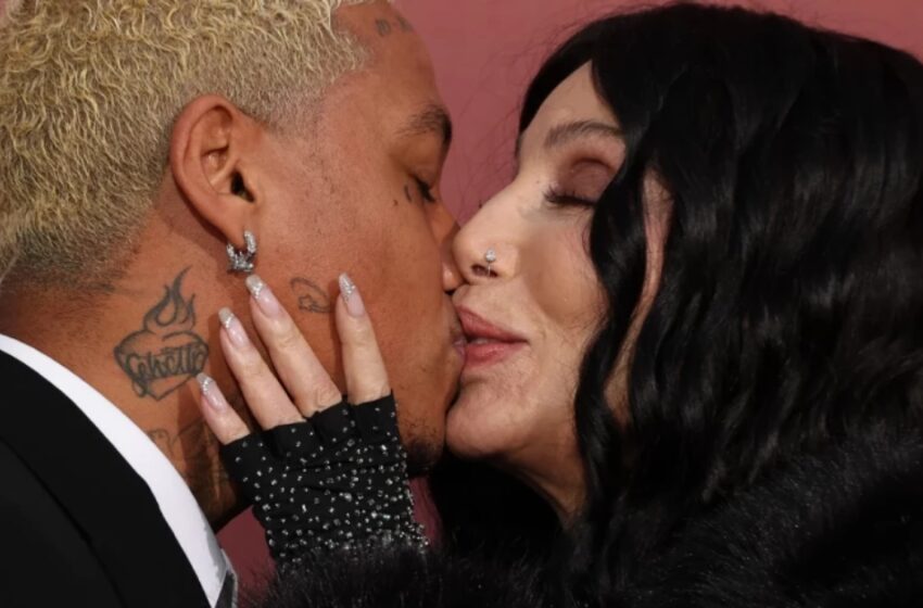  “Beso apasionado con novio de 38 años”: Cher, de 78 años, en un vestido translúcido, besó públicamente a su joven novio en una velada de gala en Cannes.