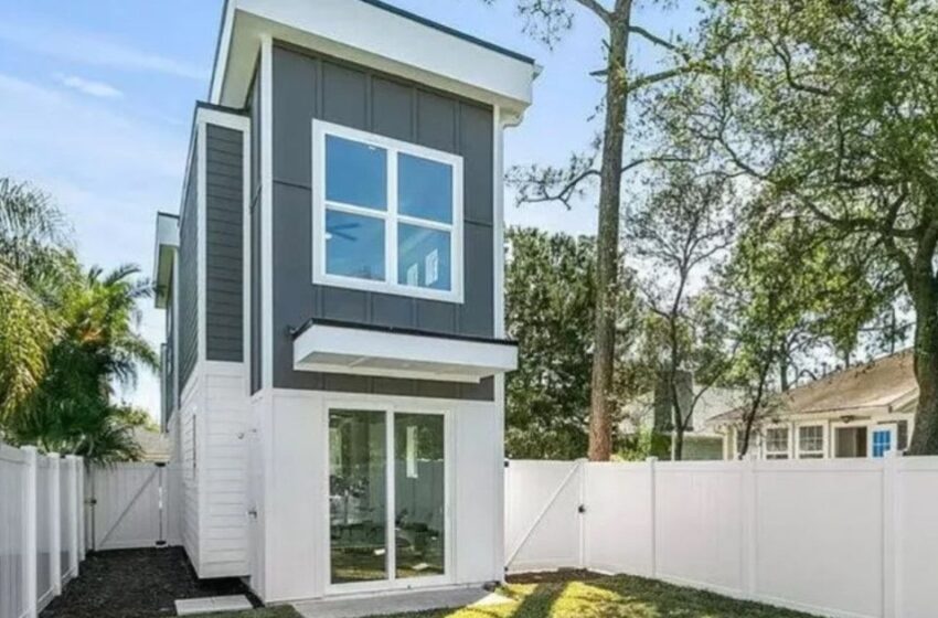 Un hombre construyó una “casa inusual” para molestar a sus vecinos millonarios: ¡La casa estrecha y alta se hizo famosa en toda la ciudad!