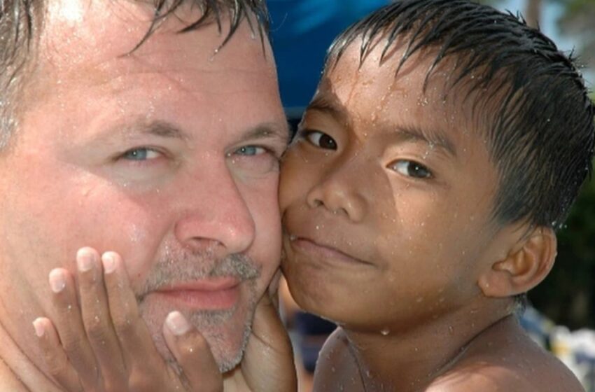  Un hombre soltero adoptó a un niño huérfano de piel oscura y enfermo: ¡El cuidado y el amor paternal lo convirtieron en un campeón olímpico!
