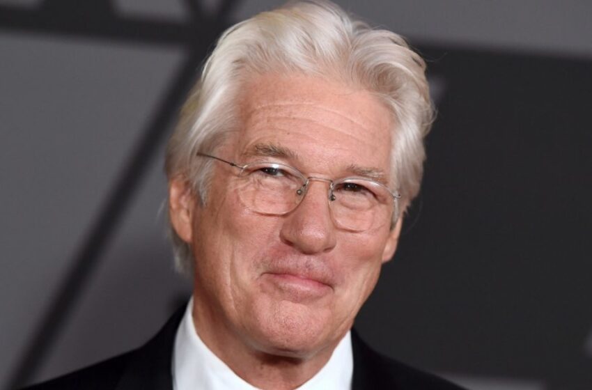  “Es joven y hermosa, su esposo tiene casi el doble de su edad”: ¡Richard Gere, de 74 años, apareció en la alfombra roja con su bella esposa!