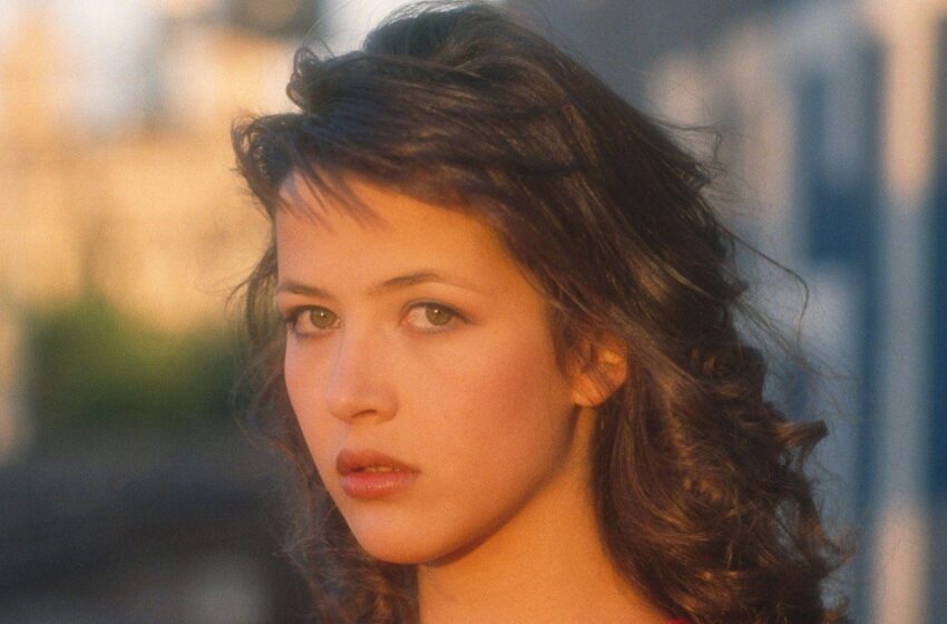 “El hijo tiene una apariencia impresionante, y la hija no se parece en nada a su madre estrella”: ¡Raras fotos de los herederos de Sophie Marceau!