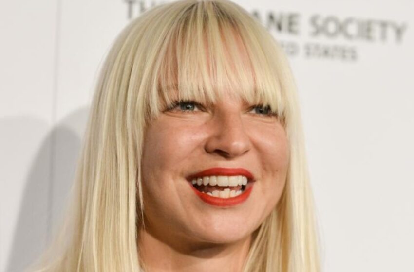  “Sia se convirtió en madre a los 48 años: ¡La estrella deleitó a los fans compartiendo una foto con su bebé!”