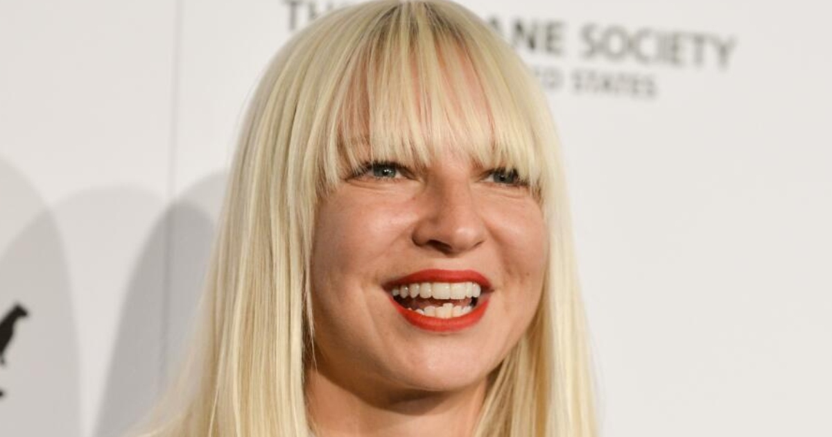 “Sia se convirtió en madre a los 48 años: ¡La estrella deleitó a los fans compartiendo una foto con su bebé!”