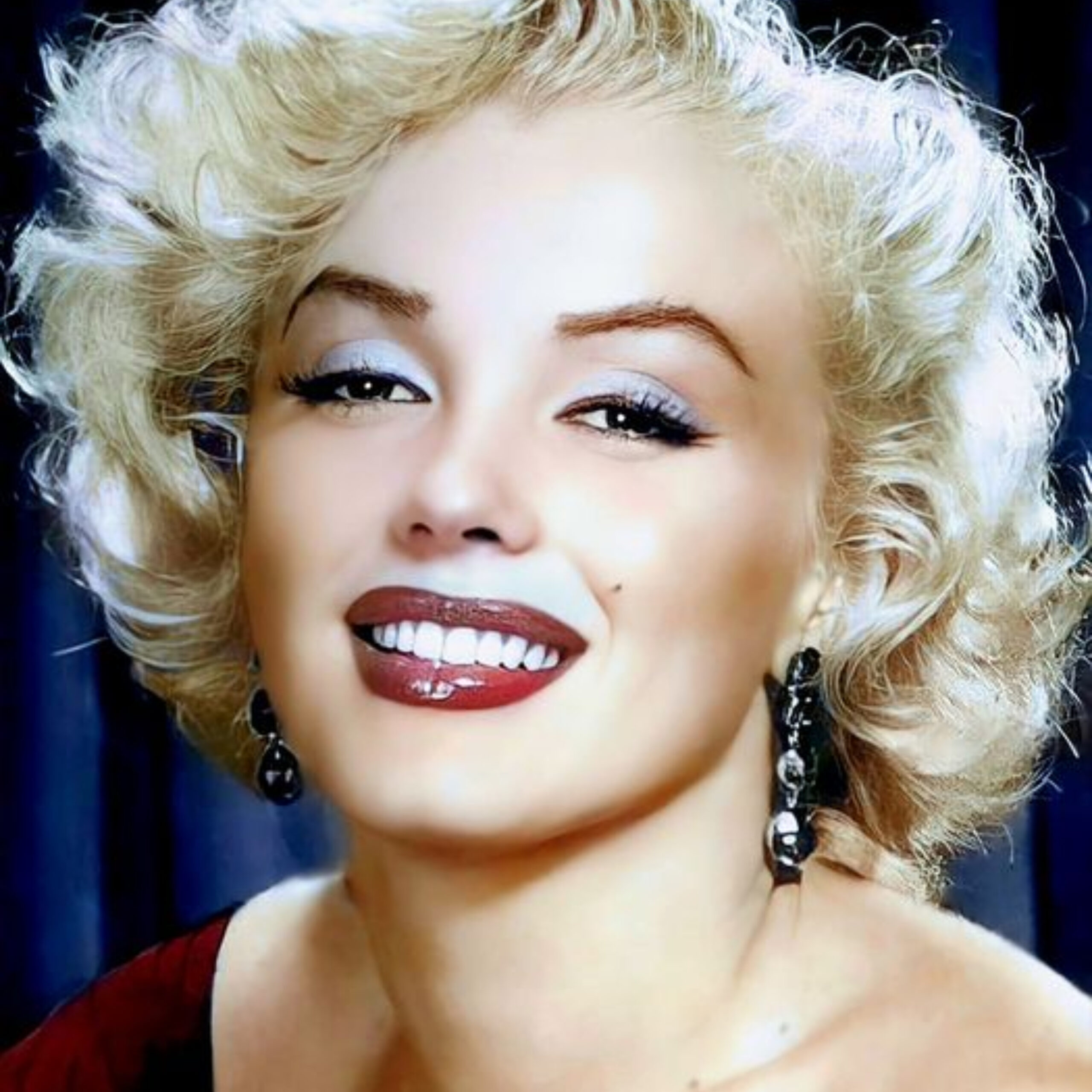 “Sin flechas ni rizos: Fotos raras de Marilyn Monroe sin maquillaje causaron furor en la web.”