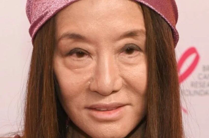  “Ella está rejuveneciendo”: La elección reciente de un atuendo revelador de Vera Wang, de 74 años, generó muchos comentarios en la red.
