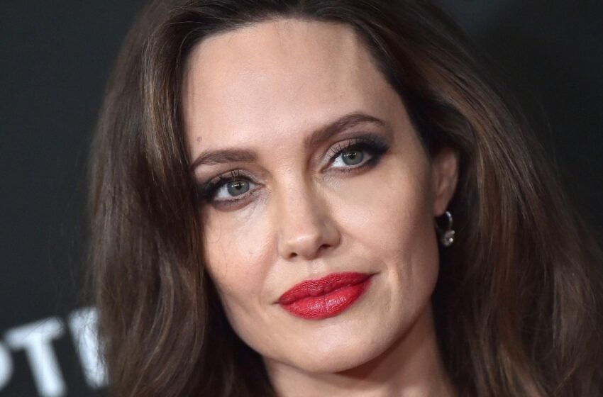 “Un pájaro en su pecho”: ¡Angelina Jolie mostró su nuevo tatuaje durante la ceremonia de premios!