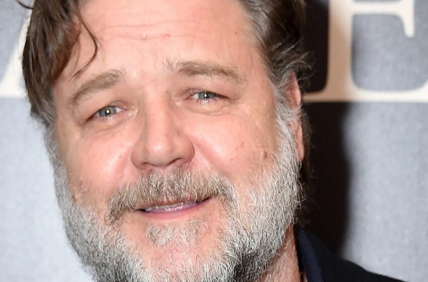  “Una chica rubia que tiene la mitad de su edad”: Russell Crowe, de 60 años, fue captado con su joven y hermosa amada en Italia.