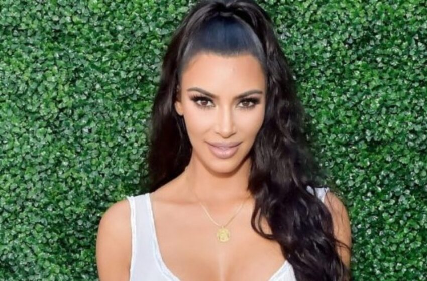 “¡Volviendo locos a sus fans!”: ¡Kardashian mostró su impresionante figura en pantalones cortos desabrochados!