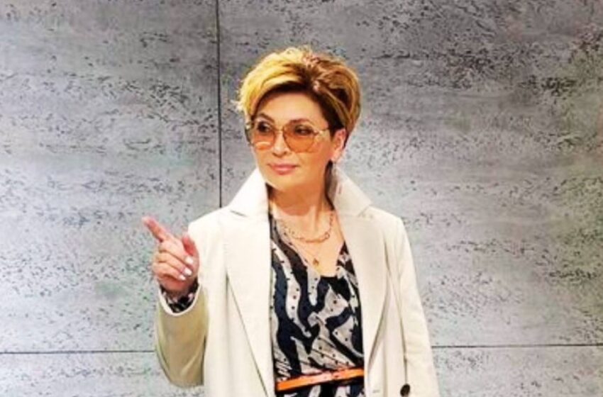  Una mujer mayor de 50 años puede llevar un vestido sencillo, pero hay 4 cosas que deben lucir costosas: ¿Puedes adivinar cuáles son?