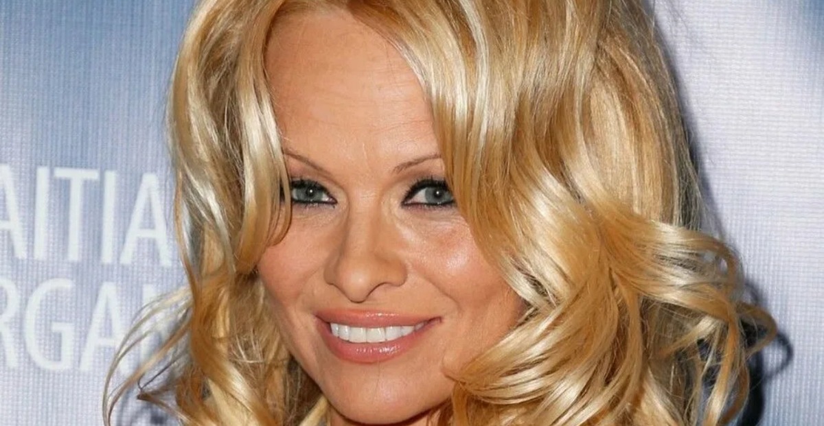 “Su Rostro y Cabello Son un Verdadero Desastre”: Pamela Anderson Apareció en los Oscars Con Su Hijo, ¡Pero Sin Maquillaje Ni Peinado!