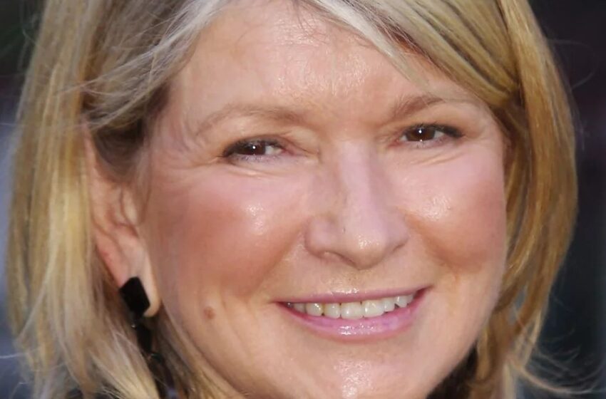 Martha Stewart Desafía las Expectativas Tradicionales del Envejecimiento: ¡La Glamourosa Selfie de la Estrella a los 82 Años!