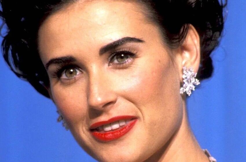  “En un Vestido Transparente Con Lencería Picante Debajo”: ¡El Reciente Look Inapropiado Para Su Edad de Demi Moore, a los 61 Años, Sorprendió a los Fans!