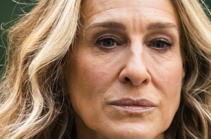 Los Temas Principales del Día: ¡Las ‘Piernas Oscuras’ de Sarah Jessica Parker y el Cambio de Apariencia de Kristin Davis Tras un Reciente Procedimiento Estético!