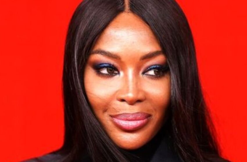 Cada mujer sueña con lucir así a los 54: ¡Los paparazzi capturaron a Campbell en un set de vacaciones!