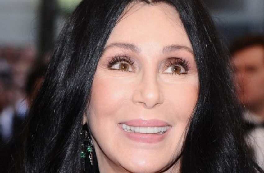 Los paparazzi captaron el momento: ¡Cher, de 78 años, besó a su joven prometido en los labios!