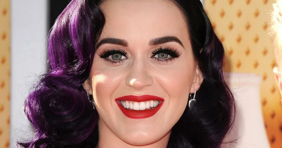 Una Nueva Reina de los “Looks Audaces”: ¡Katy Perry apareció en público con un abrigo de piel sobre su cuerpo desnudo!