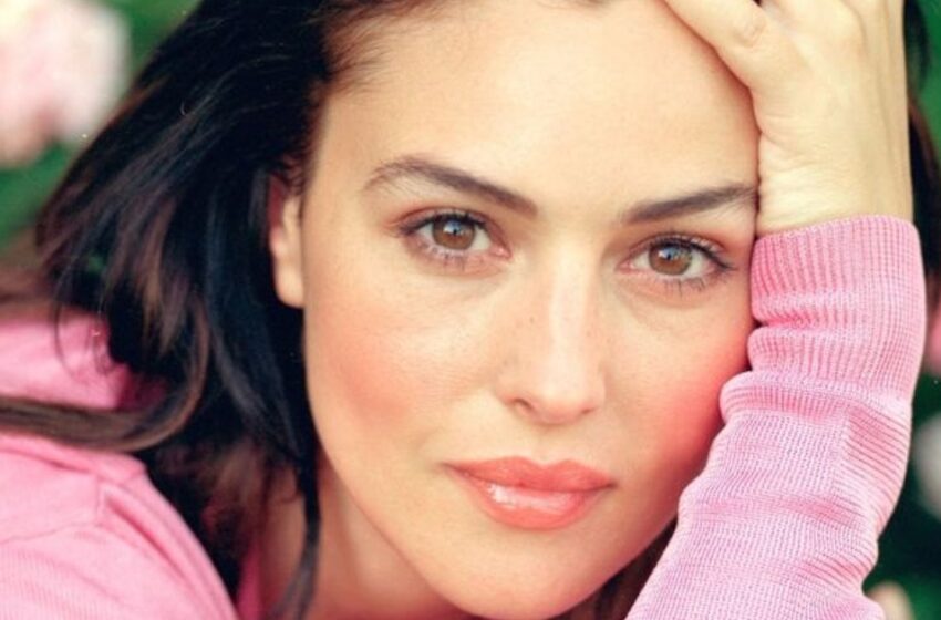 “Siempre en el centro de atención, sin importar dónde”: ¡Monica Bellucci apareció en un estacionamiento subterráneo con un vestido rojo brillante y escote en forma de corazón!