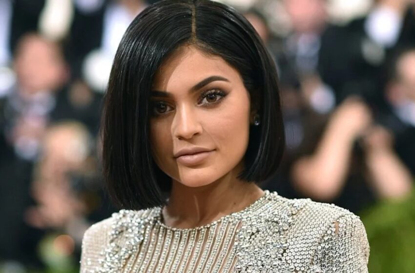 “Con un Vestido Escotado y un Velo Sobre su Rostro”: ¡El Extraordinario Look de Kylie Jenner Fue Capturado por los Paparazzi!