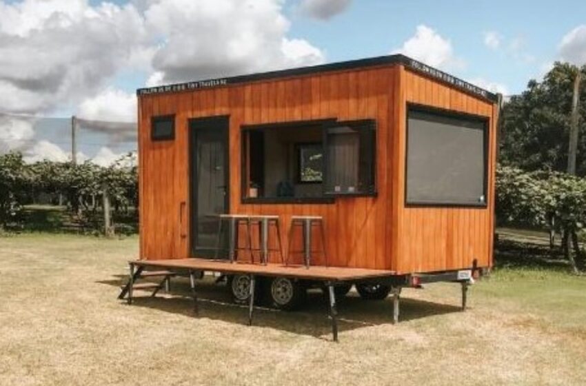 “Cuando la creatividad se encuentra con la habilidad manual”: ¡Un hombre construyó una casa diminuta sobre ruedas y ahora vive allí con su familia!